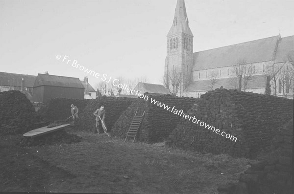 MUINTIR NA TIRE  TURFSTOCKS OUTSIDE PARISH CHURCH